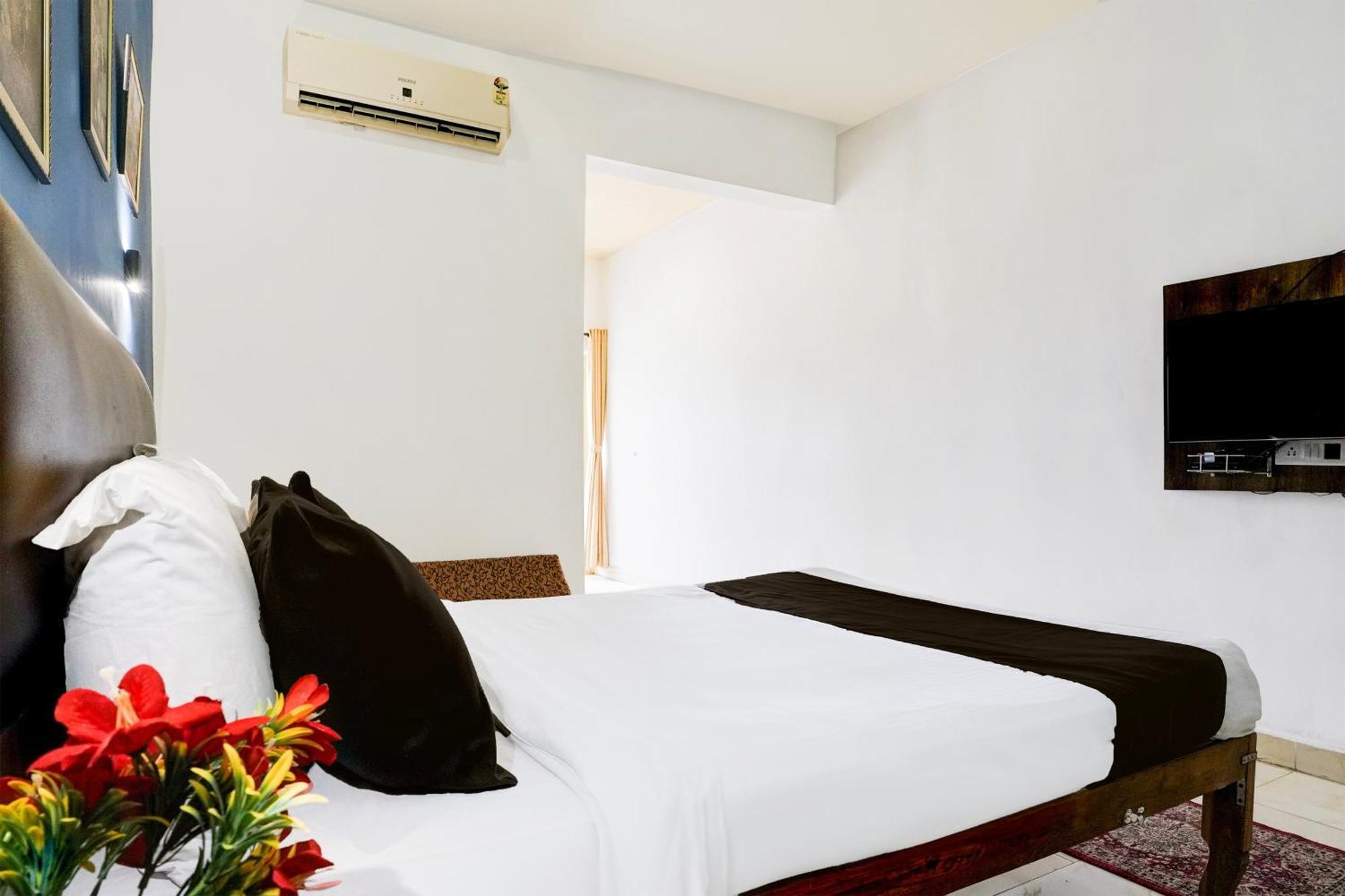 Super Townhouse Candolim Bagian luar foto