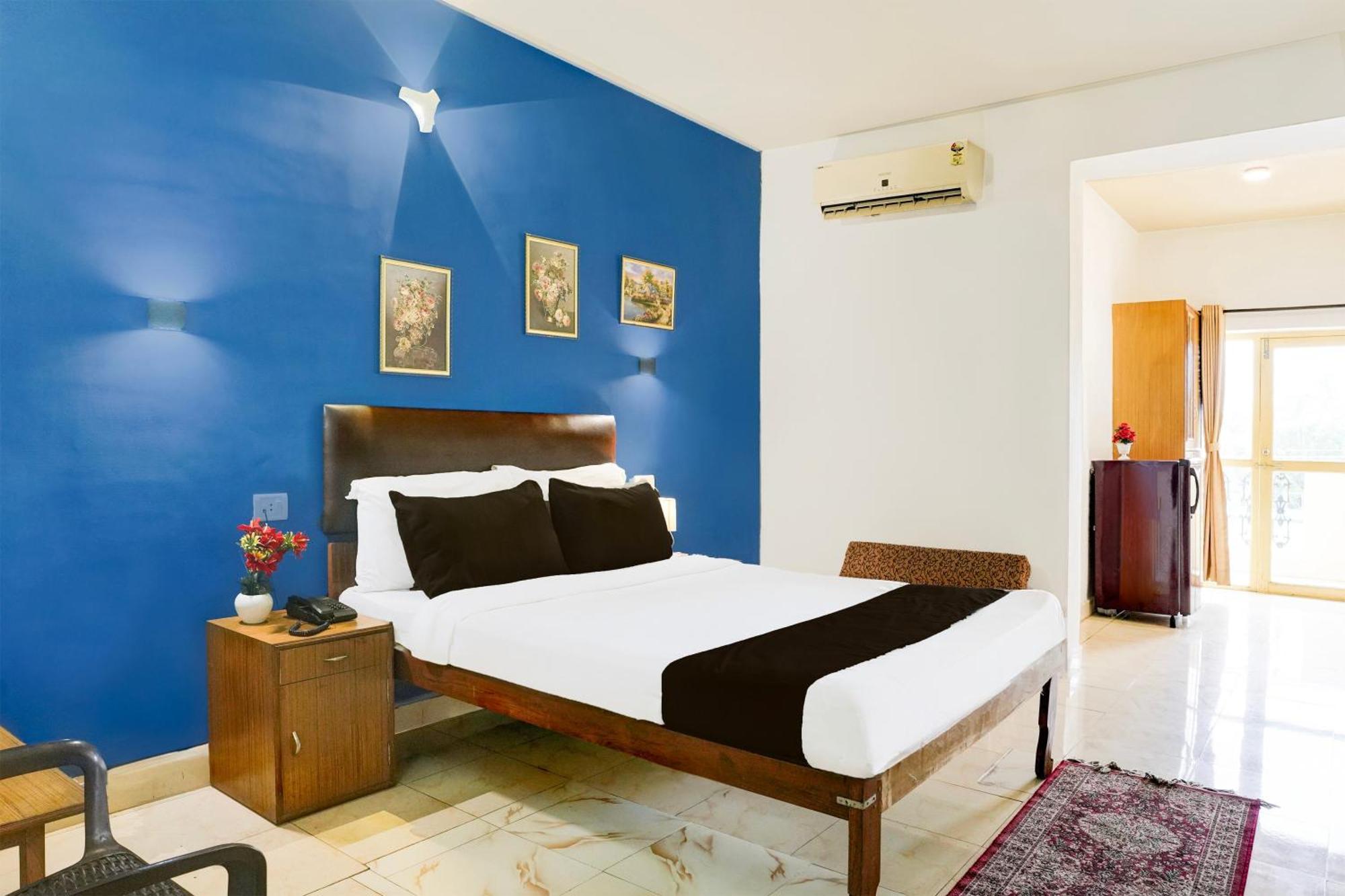 Super Townhouse Candolim Bagian luar foto