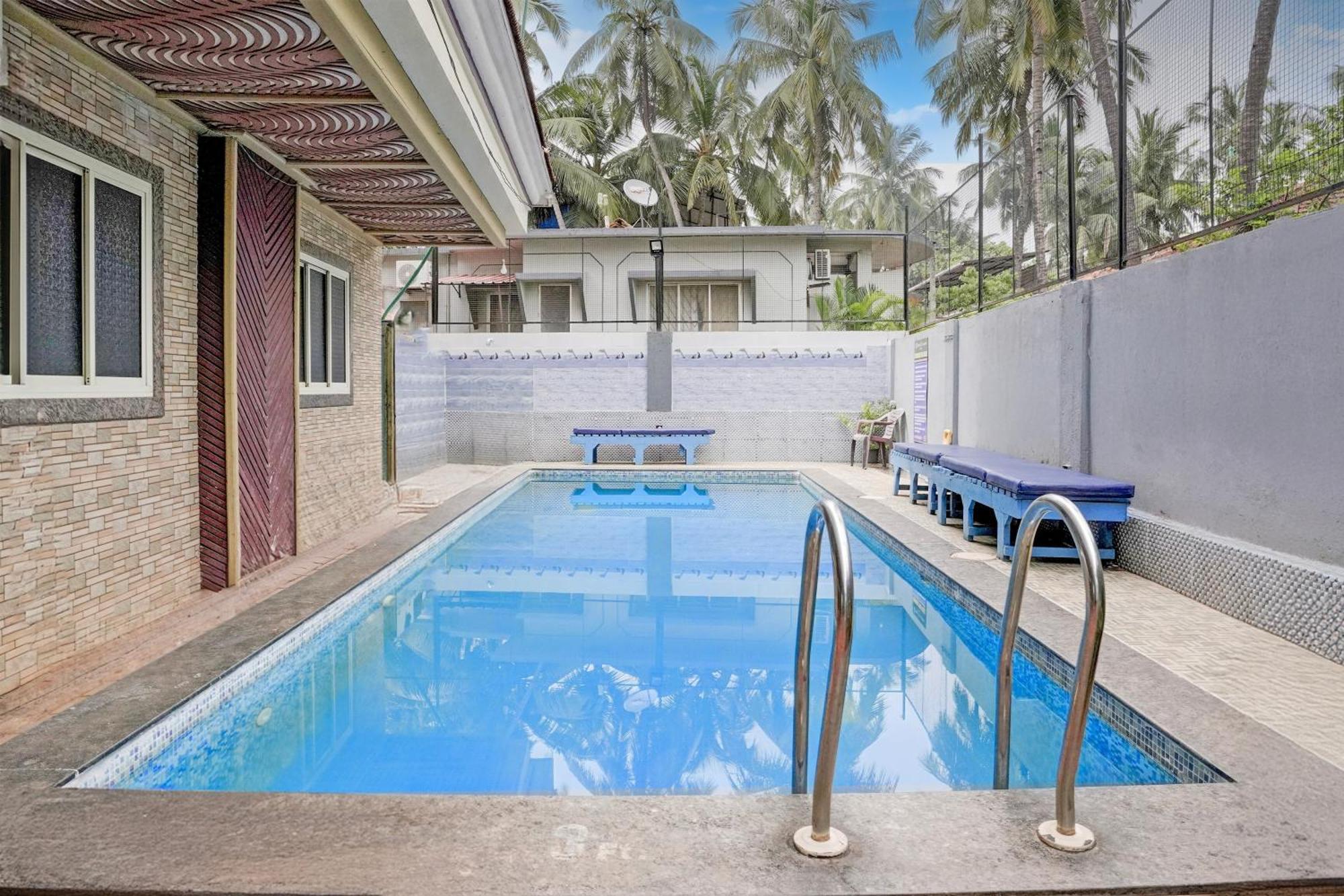 Super Townhouse Candolim Bagian luar foto