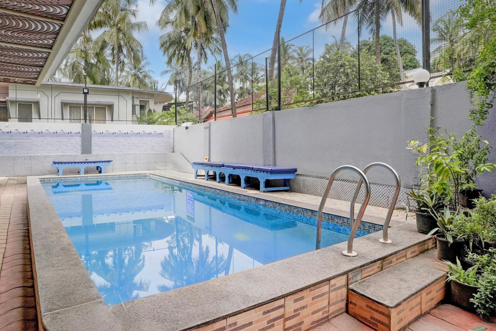 Super Townhouse Candolim Bagian luar foto