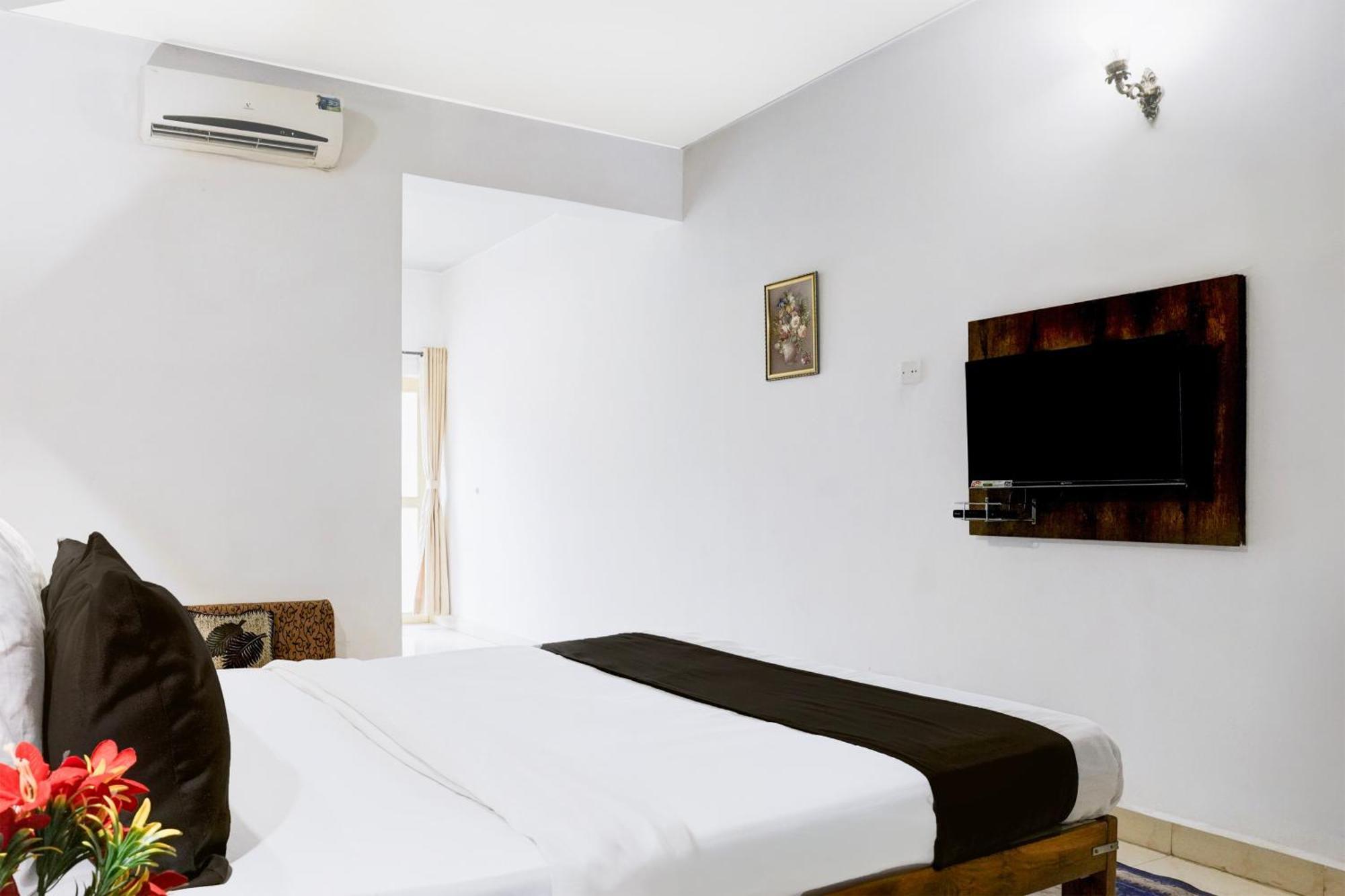 Super Townhouse Candolim Bagian luar foto