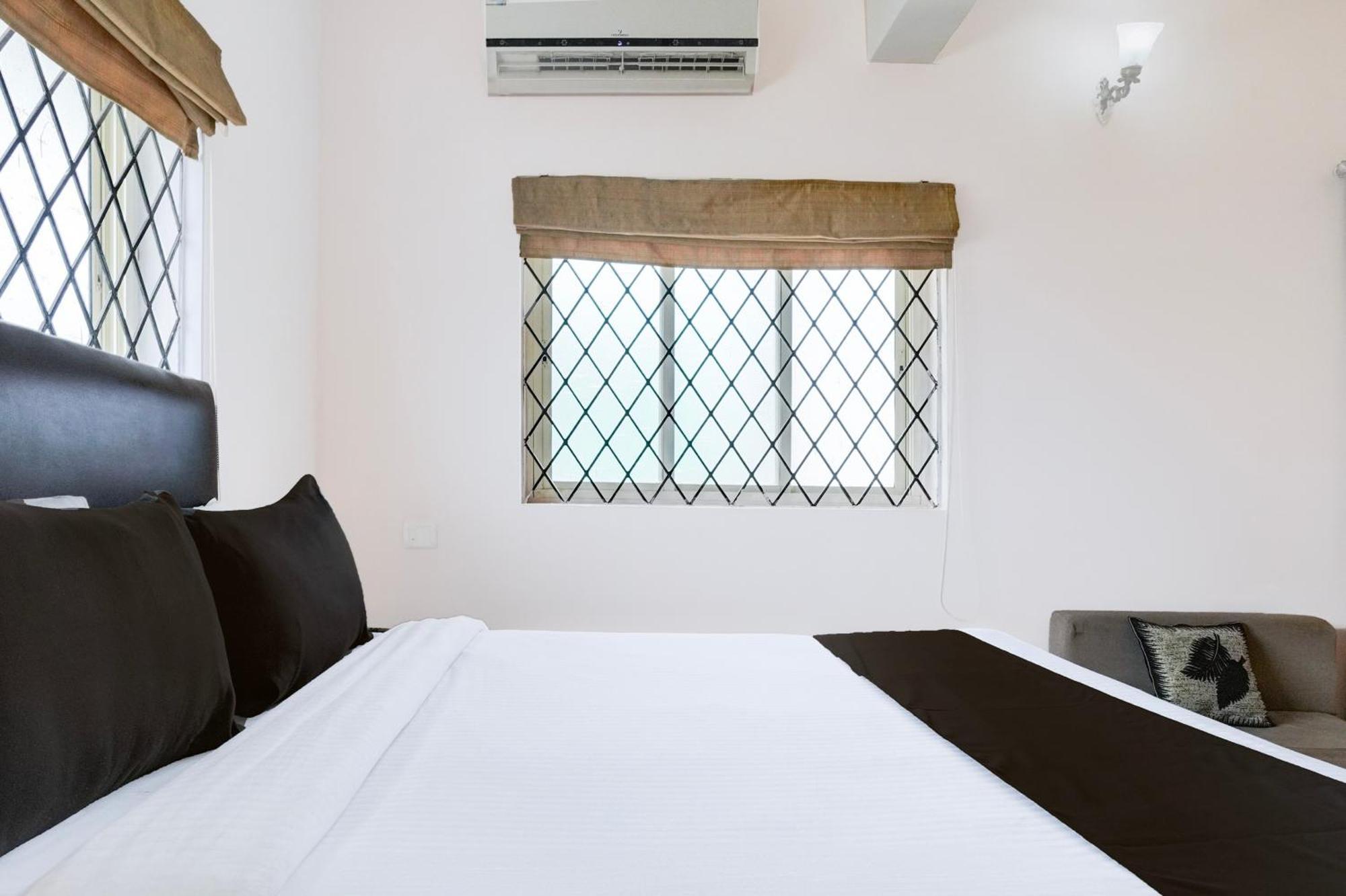 Super Townhouse Candolim Bagian luar foto